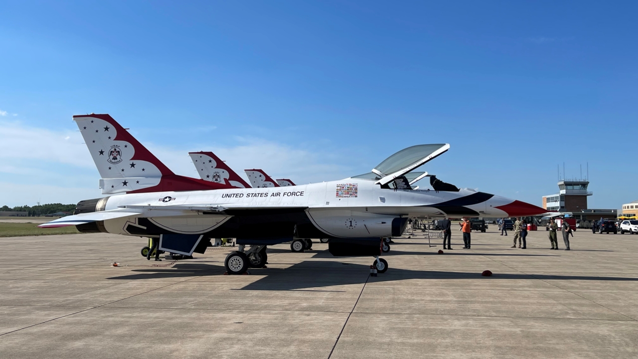 Thunderbirds arrive in Battle Creek for Field of Flight Air Show AF